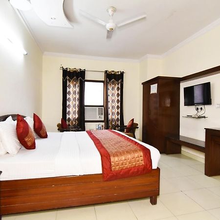 Hotel B-Comfort Амритсар Екстериор снимка