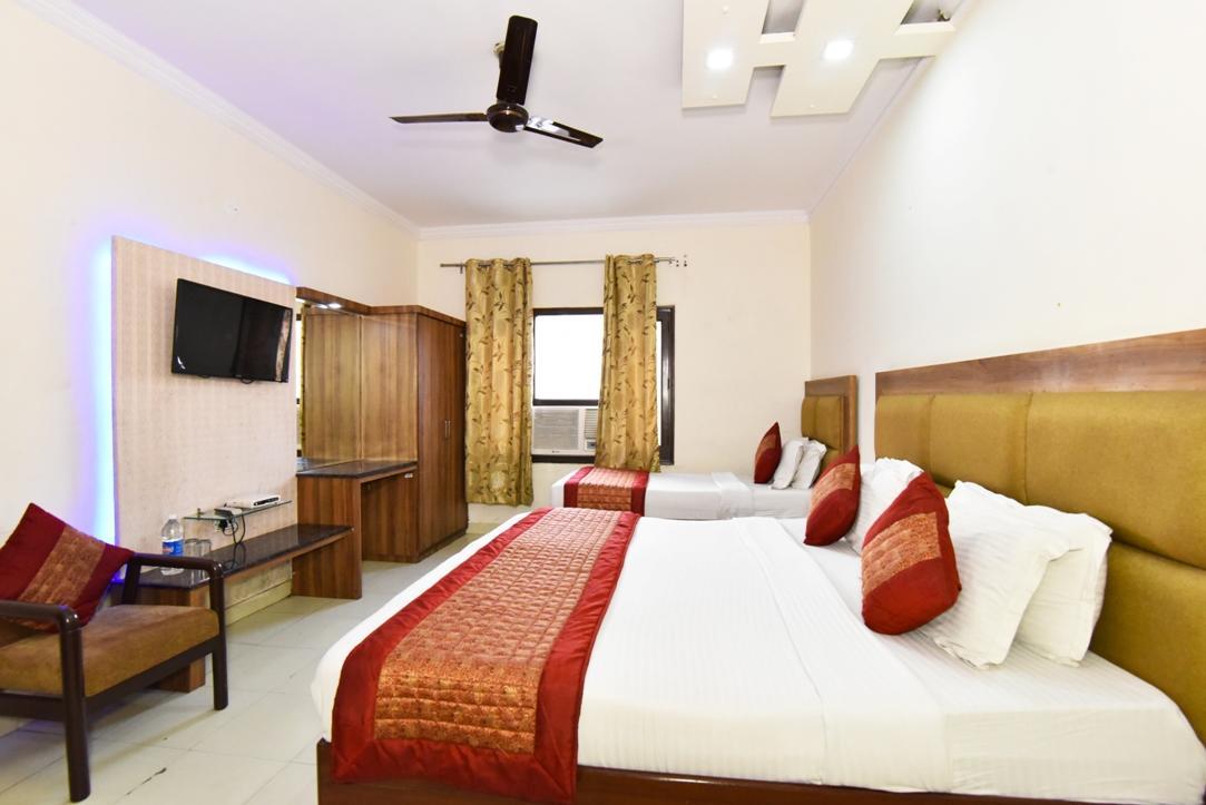 Hotel B-Comfort Амритсар Екстериор снимка